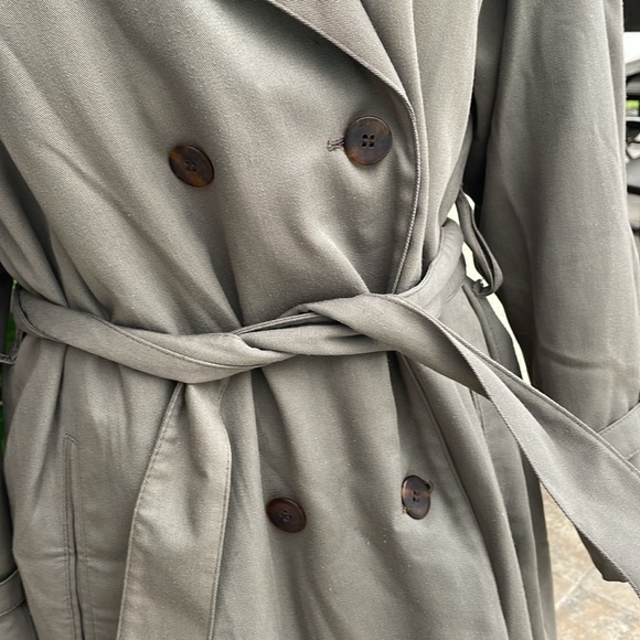 Vintage London double breasted button closure with a belt-lined fog trench coat - Picture 2 of 6